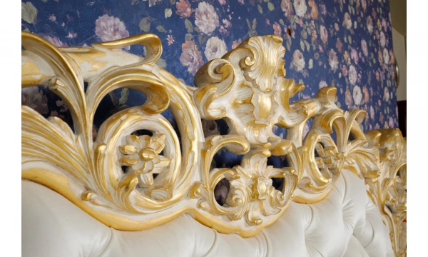 Спальня Rampoldi Комплект: Кровать (Gold Leaf)+2 Тумбы (Walnut+Gold)+Покрывало И Декоративные Подушки